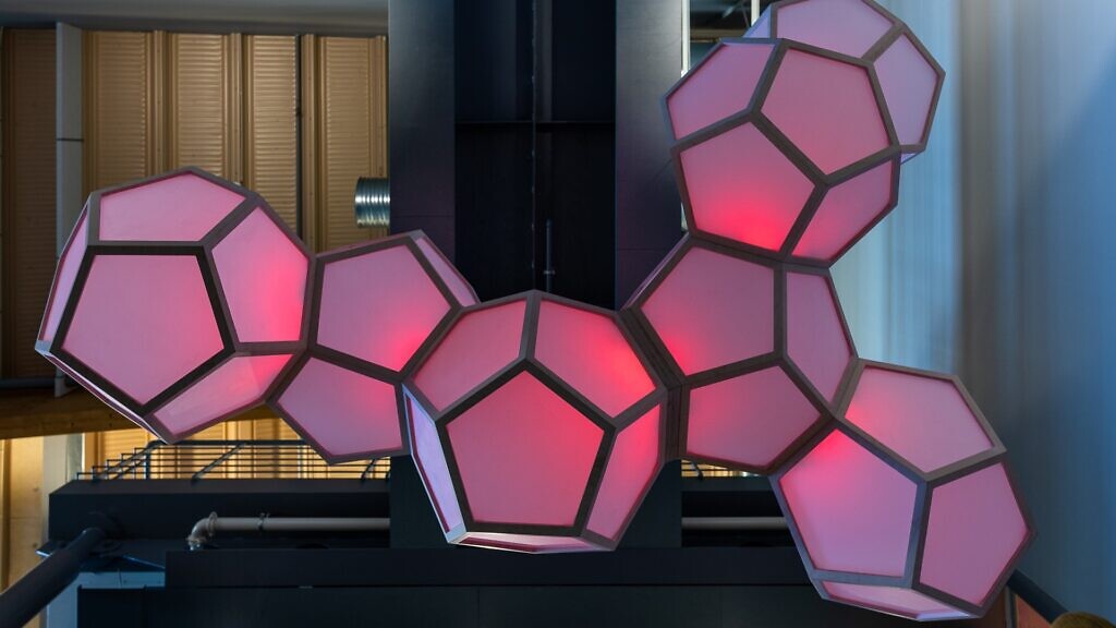 Ett rum med en massa lampor som hänger från taket.