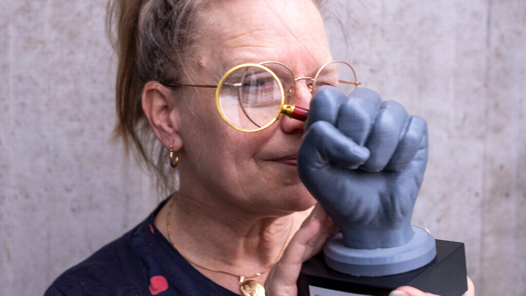 Gymnasieläraren Anna Lodén med källkritikpriset Det gyllene förstoringsglaset som hon vann 2026.