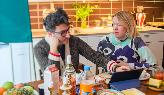 En man och en kvinna sitter vid ett bord och äter frukost.