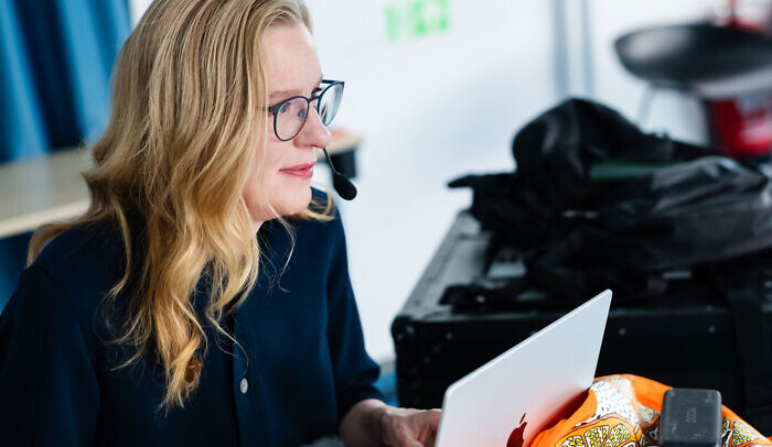 Kristina Alexanderson sitter framför en dator.