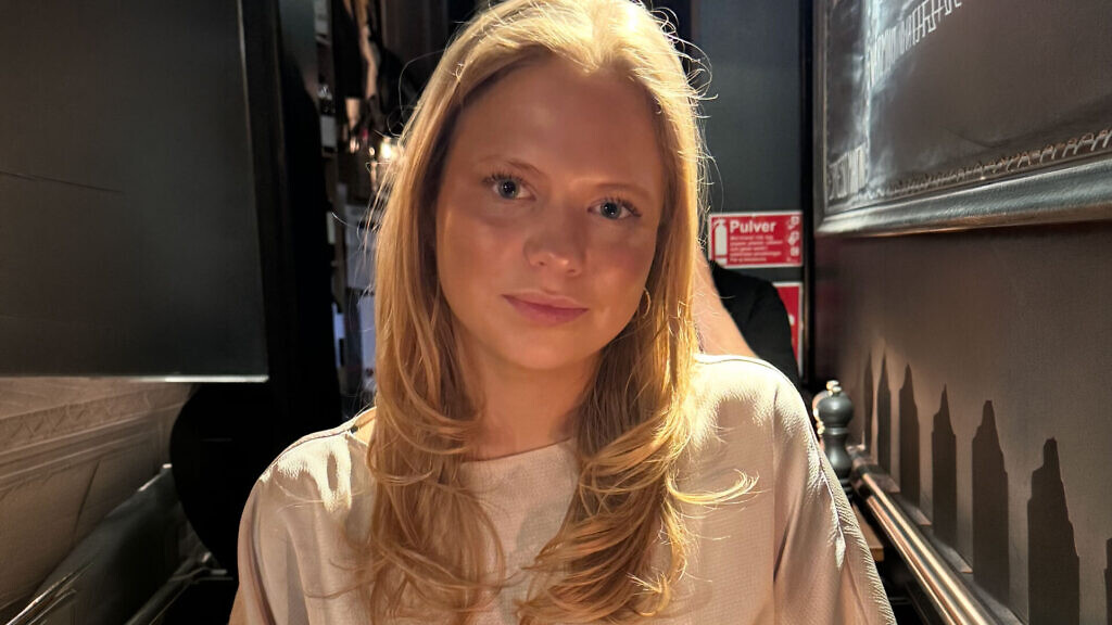 Filippa Dackefjord, 18, pratar om etikettsregler för mobilen.