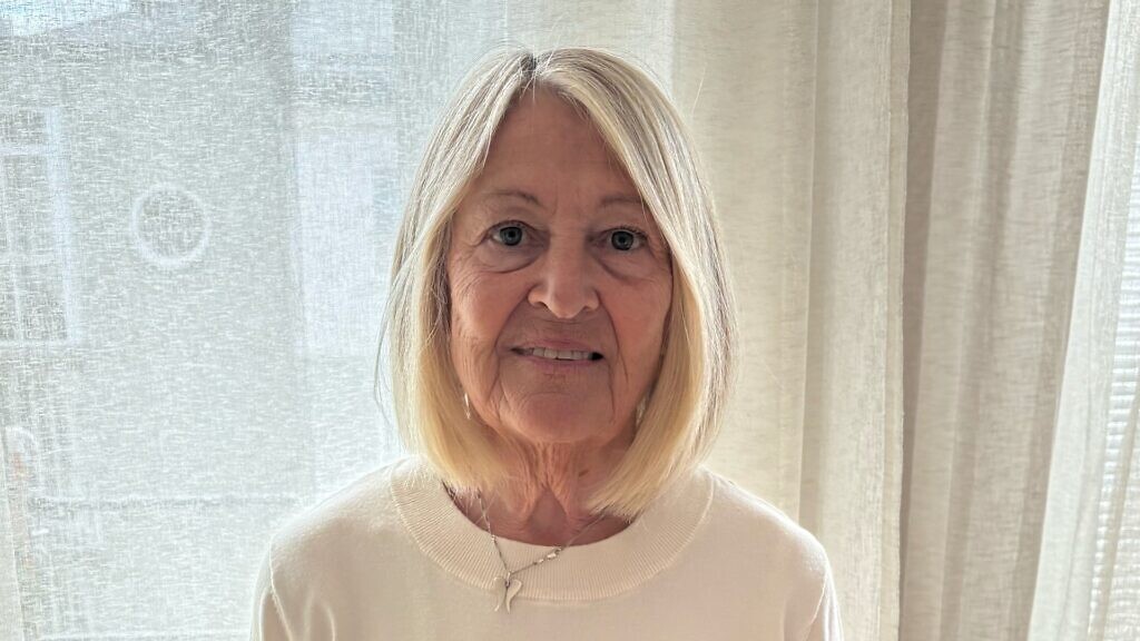 Kristina Finné, 74, pratar om etikettsregler för mobilen.